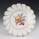 Reserve: 60 EUR        Kuchenteller mit Fruchtmalerei, Meissen. Knaufschwerter, ab 1850-1918, 1.