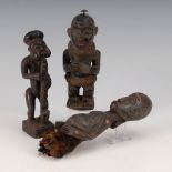 3 kleine Figuren. Holz, teils poliert. Pfeife rauchende Bamileke-Figur, stehend. H 28 cm. Stehende