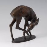 Reserve: 390 EUR        Pauschinger, Rudolf zugeschrieben: Stehendes Reh. Bronze patiniert,