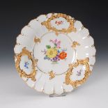 Reserve: 150 EUR        Prunkschale mit Blumenmalerei, Meissen. Blauschwerter, 2. H. 20. Jh., 2