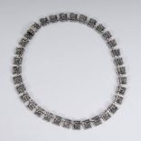 Reserve: 90 EUR        Dekorative, silberne Halskette. 925 Silber. Rechteckige, strukturierte