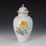 Reserve: 120 EUR        Deckelvase mit Blumenmalerei, Meissen. Blauschwerter, Jahreszeichen 1979,