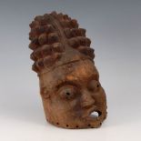 Reserve: 280 EUR        Große Maske mit pyramidaler Frisur. Bamileke/Kamerun. Holz, wohl