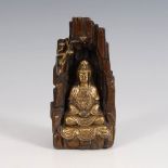 Reserve: 120 EUR        Bronze-Buddha in Felsennische. China, gemarkt, um 1900. Im