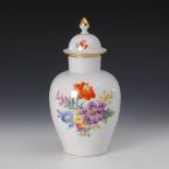 Reserve: 120 EUR        Deckelvase mit Blumenmalerei, Meissen. Blauschwerter, 2. H. 20. Jh., 1.