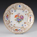 Reserve: 60 EUR        Teller mit Blumenmalerei und Wappendarstellung, Meissen. Blauschwerter,