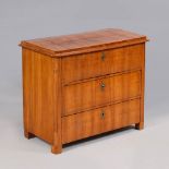 Reserve: 240 EUR        Biedermeier-Kommode. Um 1830. Kirsche, furniert und nussbaumfarben