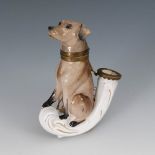 Porzellan-Pfeifenkopf in Form eines Hundes. 19. Jh. Farbig bemalt. Auf einer Rocaille sitzender Hund