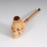 Meerschaum-Zigarrenhalter mit Totenschädel. 19. Jh. Realistisch gestalteter menschlicher Schädel mit