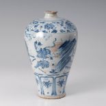 Reserve: 390 EUR        Meiping-Vase. Wohl 19. Jh. Porzellan mit Unterglasur-Blaumalerei. Schlanke