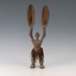 Figur mit Löffelhänden. Mano, Dan/Liberia. Holz, Hanf. Stehende Figur mit massiven Füßen,