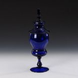 Blauer Deckelpokal. 2. H. 19. Jh. Blaues Glas. Glockenkuppa mit Facetten- und Diamantschliff,