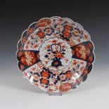 Reserve: 60 EUR        Imari-Teller mit Wellenrand. China, Porzellan. Schalenartiger Teller mit