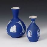 Reserve: 60 EUR        2 Reliefvasen, Wedgwood. Prägemarke, 2. H. 20. Jh. Biskuitvasen mit blauem