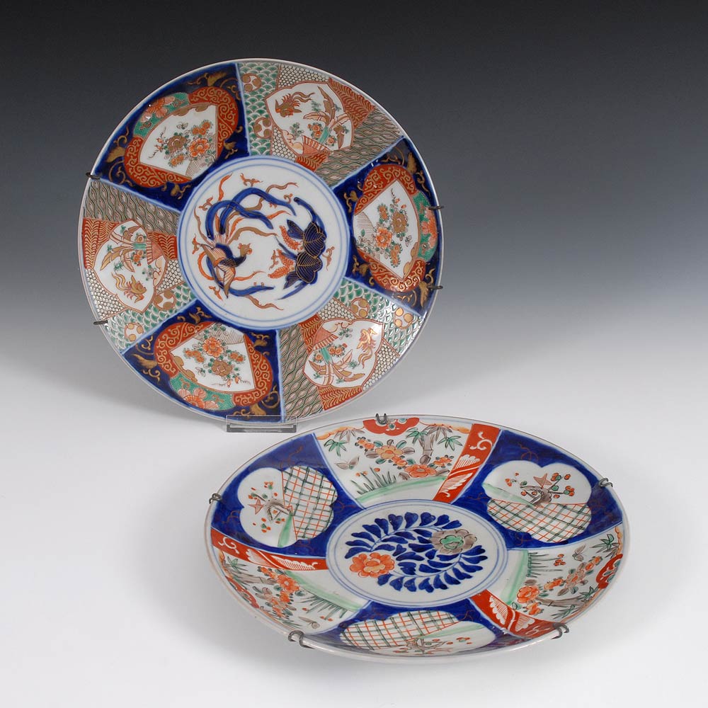 2 Imari-Teller. China, Porzellan, Unterglasur-Blaumalerei mit Rot, Grün und Gold. Beide Teller mit