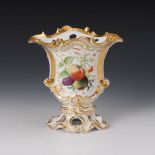 Reserve: 60 EUR        Vase mit Frucht- und Blumenmalerei. Ungemarkt, um 1850. Geplattet-