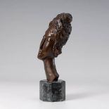 Reserve: 1100 EUR        Modigliani, Amadeo: Frauenkopf. Bronze braun patiniert, bezeichnet, 8-