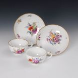 Reserve: 110 EUR        2 barocke Tassen mit Blumenmalerei, Meissen. Blauschwerter mit seitlichem