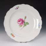 Reserve: 90 EUR        Gemüseteller, Meissen. Knaufschwerter, ab 1850-1918, 2 Schleifstriche.