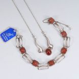 Reserve: 60 EUR        Collier und Armband mit Bernsteinen. 835 Silber. Fischpunze (VEB Ostsee-