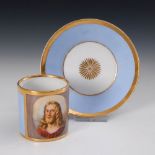 Reserve: 40 EUR        Biedermeier-Tasse mit Christusbildnis. Ungemarkt. Zylindertasse mit