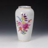 Reserve: 90 EUR        Vase mit Blumenmalerei, Fraureuth. Stempelmarke, 1919-1926. Balustervase