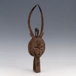 Reserve: 180 EUR        Maske mit schlanken Hörnern. Baule/Elfenbeinküste. Holz, teils mit