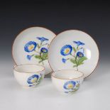 Reserve: 80 EUR        2 Tassen mit Blumenmalerei, Meissen. Marcolini-Schwerter, 1774-1814. Bauchige