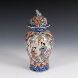 Reserve: 80 EUR        Kleine chinesische Deckelvase. China, Porzellan, 19. Jh. Schlanke