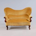 Reserve: 280 EUR        Salon-Sofa Louis Philippe. Hartholz, dunkel gebeizt, goldgelber Samtbezug.