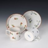 Reserve: 80 EUR        2 Tassen mit Blumenmalerei, Meissen. Marcolini-Schwerter, 1774-1814.