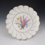 Reserve: 90 EUR        Prunkteller mit Blumenmalerei, Meissen. Knaufschwerter, ab 1850-1918, 4