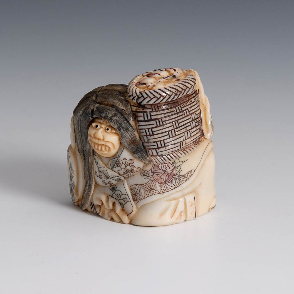 Reserve: 90 EUR        Netsuke - Mythologische Figur mit Drehgesicht. Gebückt stehende Figur mit - Image 2 of 4