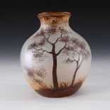 Jugendstil-Vase mit Landschaftsdekor. Farbloses Glas. Bauchige Vase mit der in bräunlichen Farben