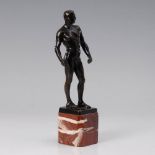 Reserve: 190 EUR        Ledermann, L.: Stehender Akt eines Boxers. Bronze patiniert, roter Marmor-