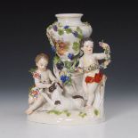 Reserve: 800 EUR        Figürliche Vase, Meissen. Knaufschwerter, ab 1850-1918, 1. Wahl. Modell-