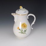 Reserve: 60 EUR        Kaffeekanne mit Blumenmalerei, Meissen. Blauschwerter, Jahreszeichen 1955,