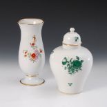 Reserve: 40 EUR        Deckelvase und Vase mit Kakiemonmalerei, Augarten/Wien. Blaumarke, ab 1922.