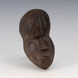 Maske mit hoher Stirn. Hemba (?)/DR Kongo. Holz. Gesichtsmaske mit Profil- Verengung im