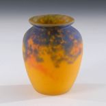 Vase, Muller Frères. Ätzsignatur, ab 1919. Balustervase aus farblosem Glas mit gelben, orangen und