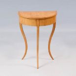 Reserve: 120 EUR        Biedermeier-Konsoltisch. Helle Birke, furniert. Demi-Lune-Tisch mit leicht