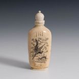 Reserve: 90 EUR        Snuffbottle mit Reliefdarstellung. Elfenbein, Wohl um 1920. Schlanke