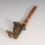Afrikanische Bronze-Pfeife in Vogelform. Leicht patiniert. Auf dem Holm-Ansatz sitzender Vogel mit