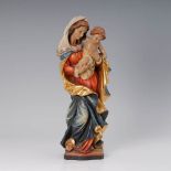 Madonna mit Kind. 2. Hälfte 20. Jh. Holz polychrom gefasst, teils vergoldet. Liebevoll gestaltete