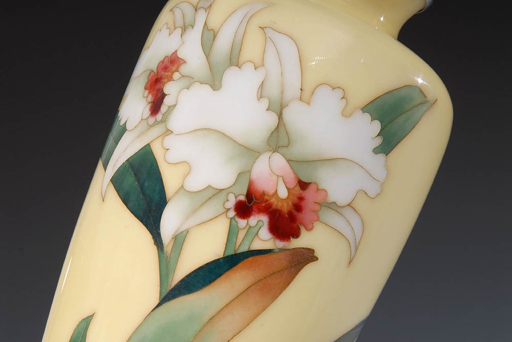 Reserve: 80 EUR        Fein gearbeitete Cloisonné-Vase. Schlanke, konische Form mit hellgelbem - Image 2 of 3