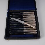 Reserve: 120 EUR        12 Obstmesser mit Silbergriff. Um 1900. 13 Lot gepunzt. Elegante Messer