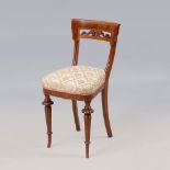 Reserve: 50 EUR        Zierlicher Historismus-Stuhl. Nussbaum und Mahagoni, massiv und furniert.