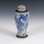 Kleine Vase mit Drachen. Nanking-Vase mit Unterglasur-Blaumalerei, gemarkt. Schlanke Balusterform