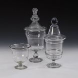 3 Bonbon-Gläser. 19. Jh. Farbloses, teils leicht rauchiges bzw. blasiges Glas. 1x Glockenform mit