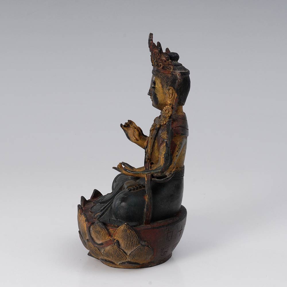Reserve: 360 EUR        Kleiner, farbiger Buddha. China, Bronze. Auf Lotossockel sitzende, - Image 3 of 4